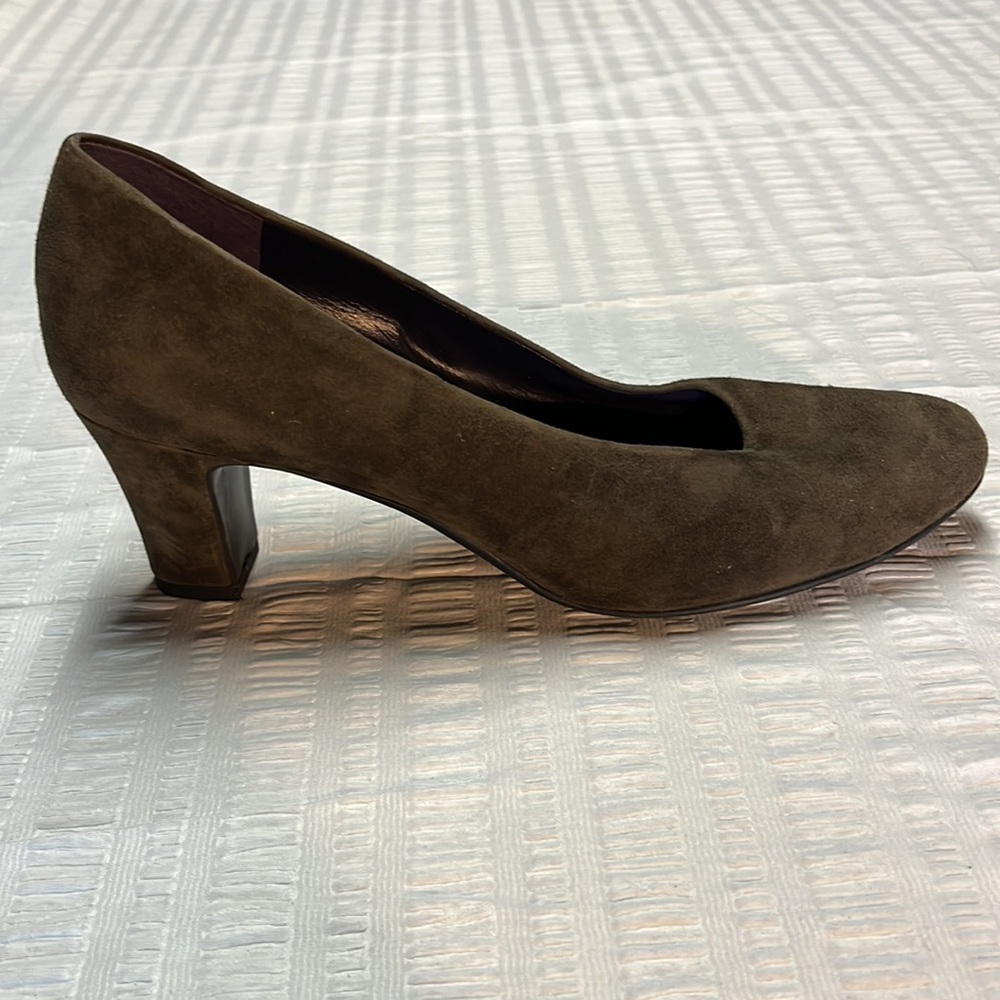 Vaneli Medium Brown Suede Pumps. - image 4